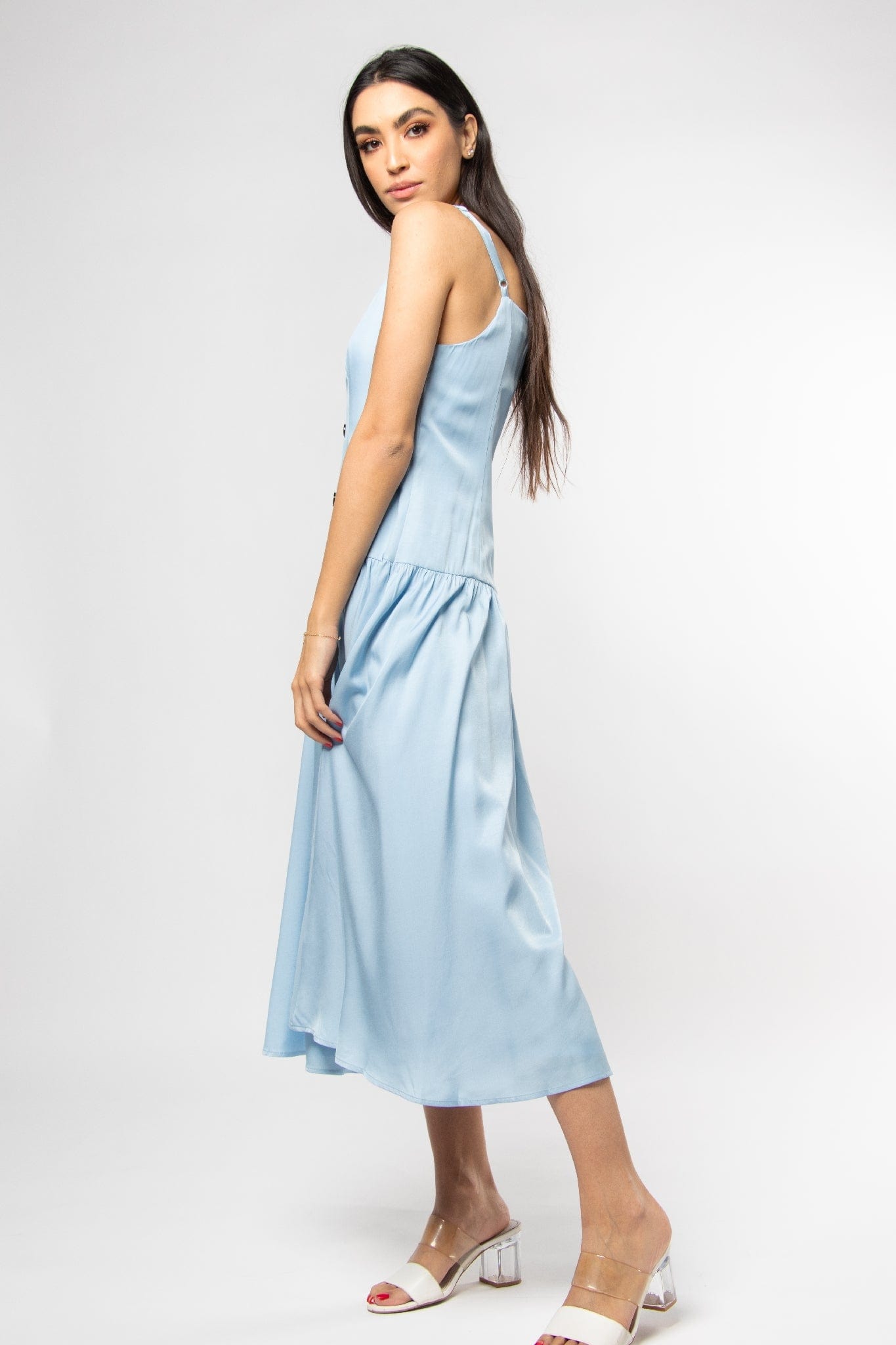 ميكا فستان ميدي بدون أكمام بحمالات رفيعة وأزرار أمامية