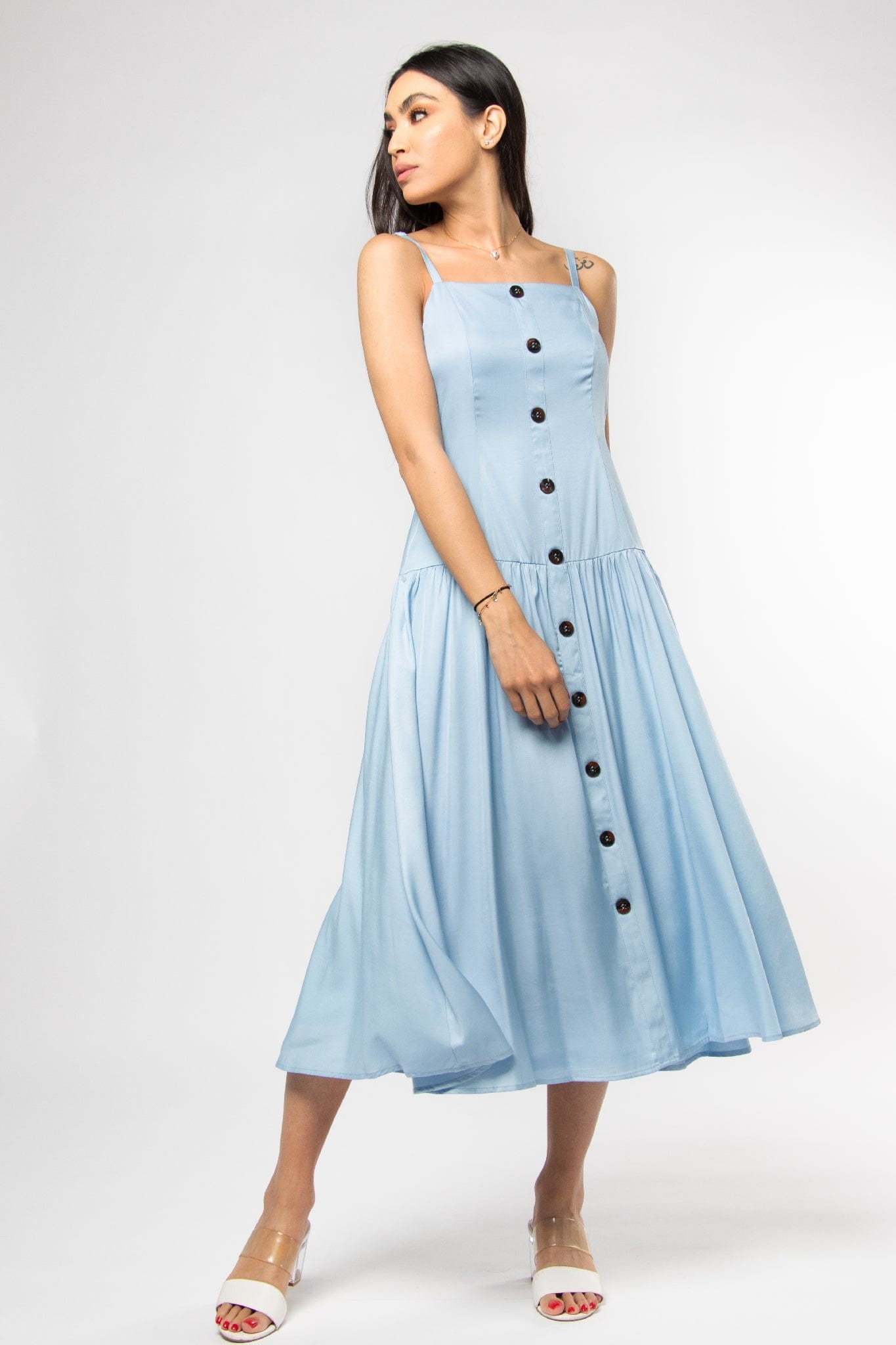 ميكا فستان ميدي بدون أكمام بحمالات رفيعة وأزرار أمامية