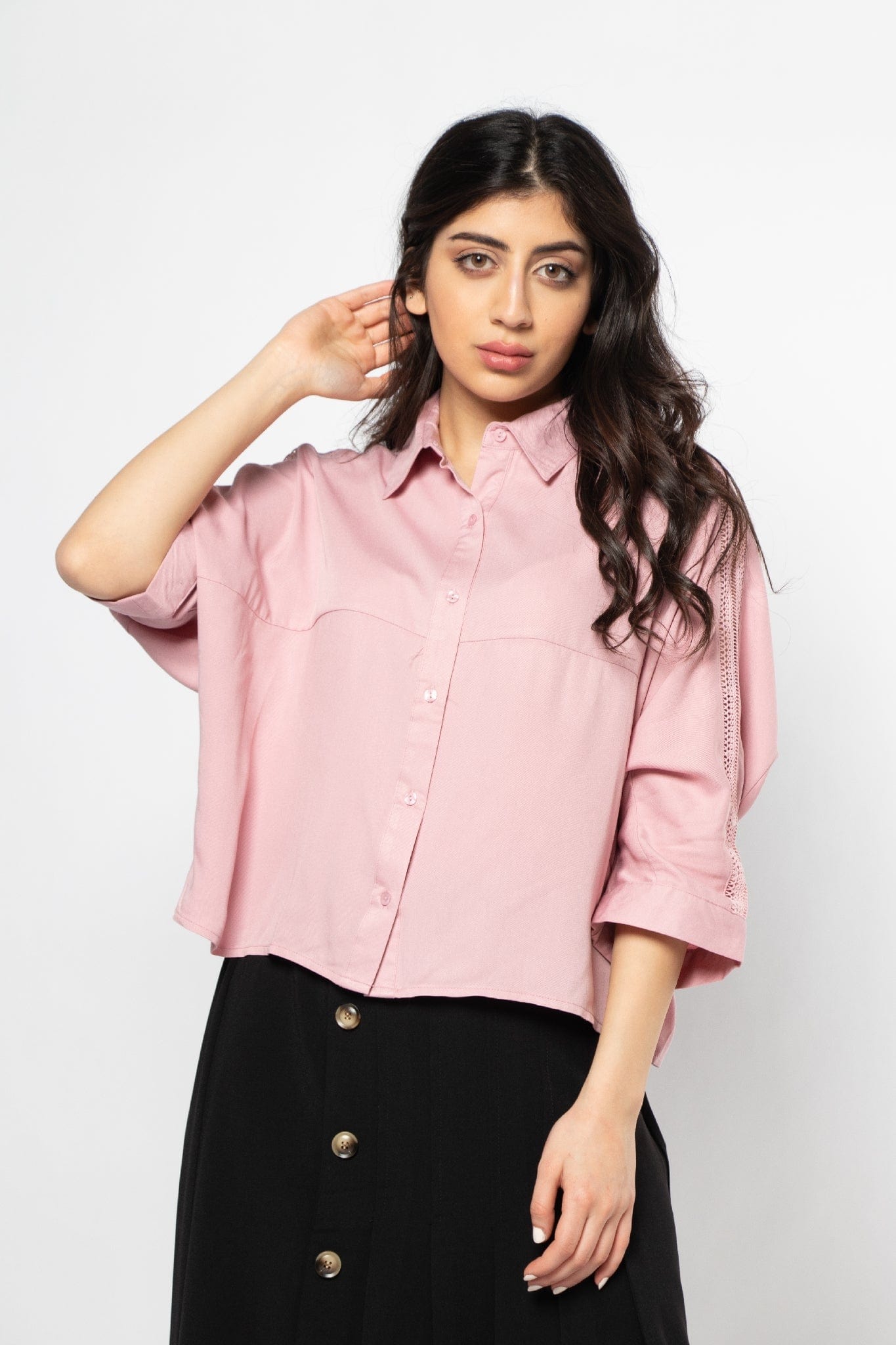 ميكا بلوزة سادة أوفر سايز بأزرار أمامية 3/4 كم نسائي