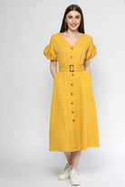 ميكا فستان ميدي بأزرار أمامية وحزام للخصر فتحة صدر شكل V بكم بف قصير