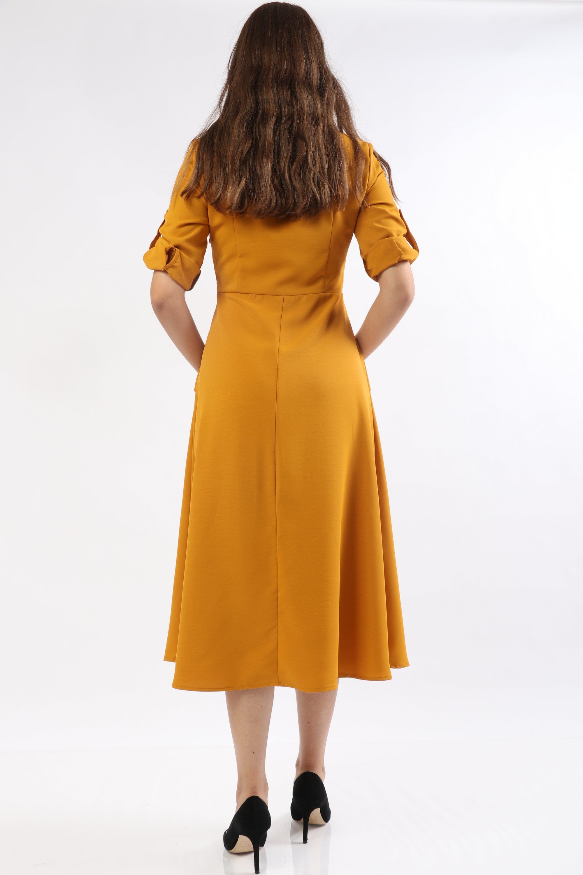 ميكا فستان ميدي بأزرار أمامية كم طويل