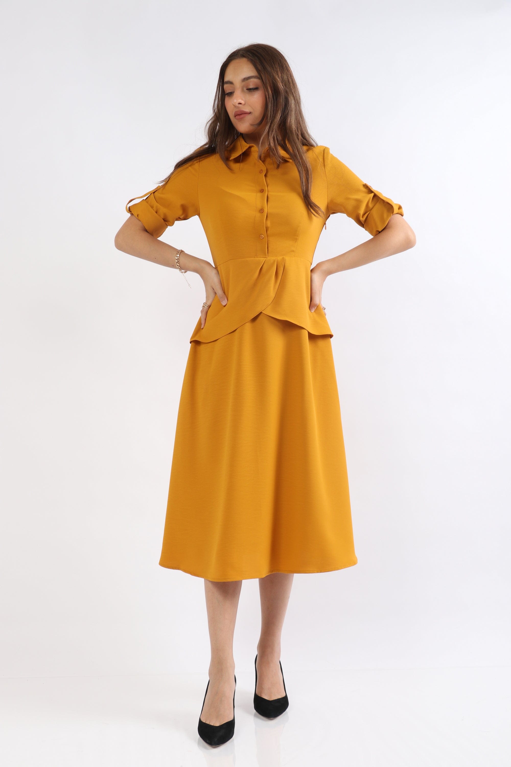 ميكا فستان ميدي بأزرار أمامية كم طويل