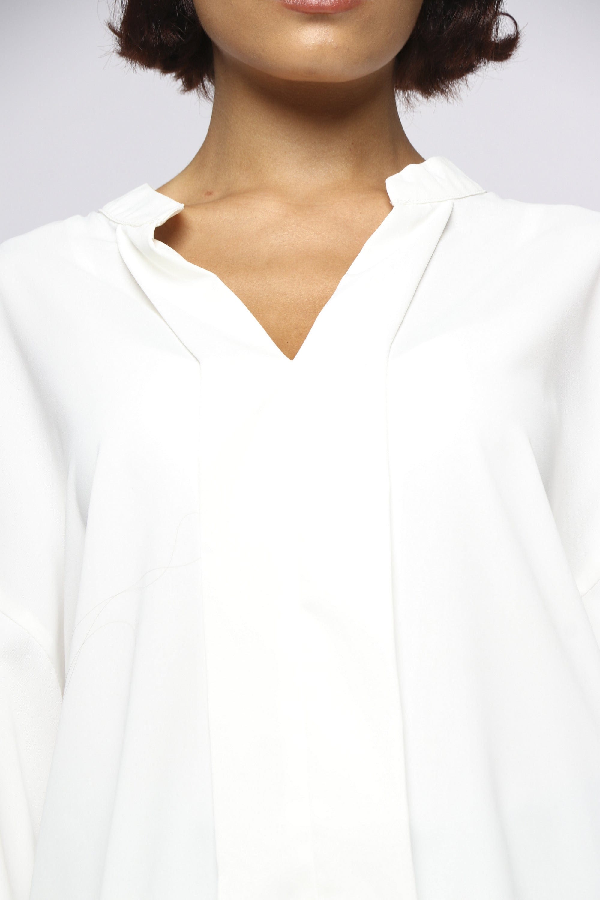 ميكا بلوزة سادة رسمية طويلة من الخلف بياقة 3/4 كم نسائي