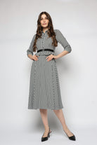 ميكا فستان ميدي مخطط بالطول مع حزام على الوسط