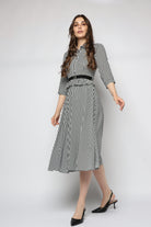 ميكا فستان ميدي مخطط بالطول مع حزام على الوسط