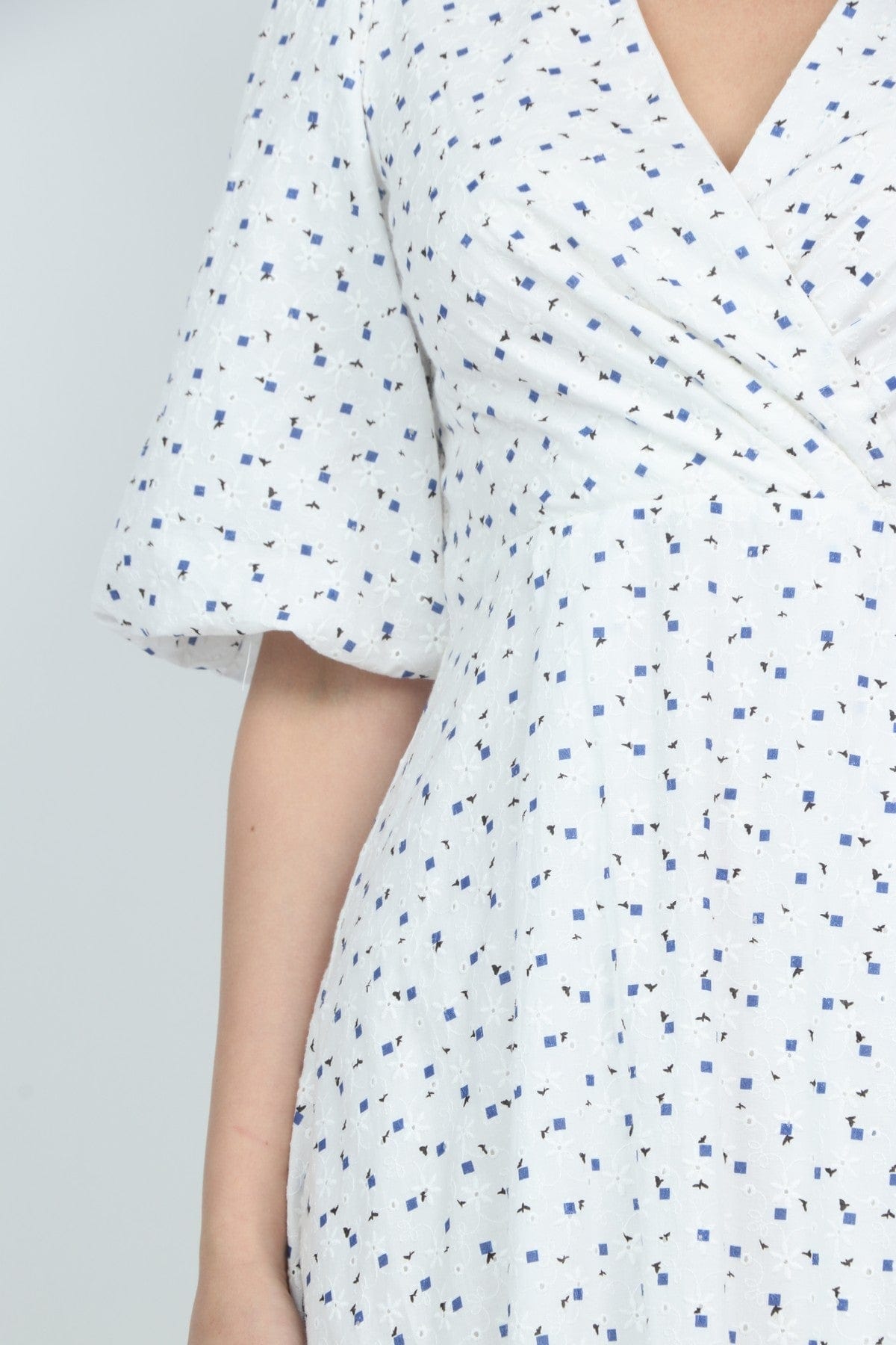 ميكا فستان ميدي ملفوف منقط بكم قصير