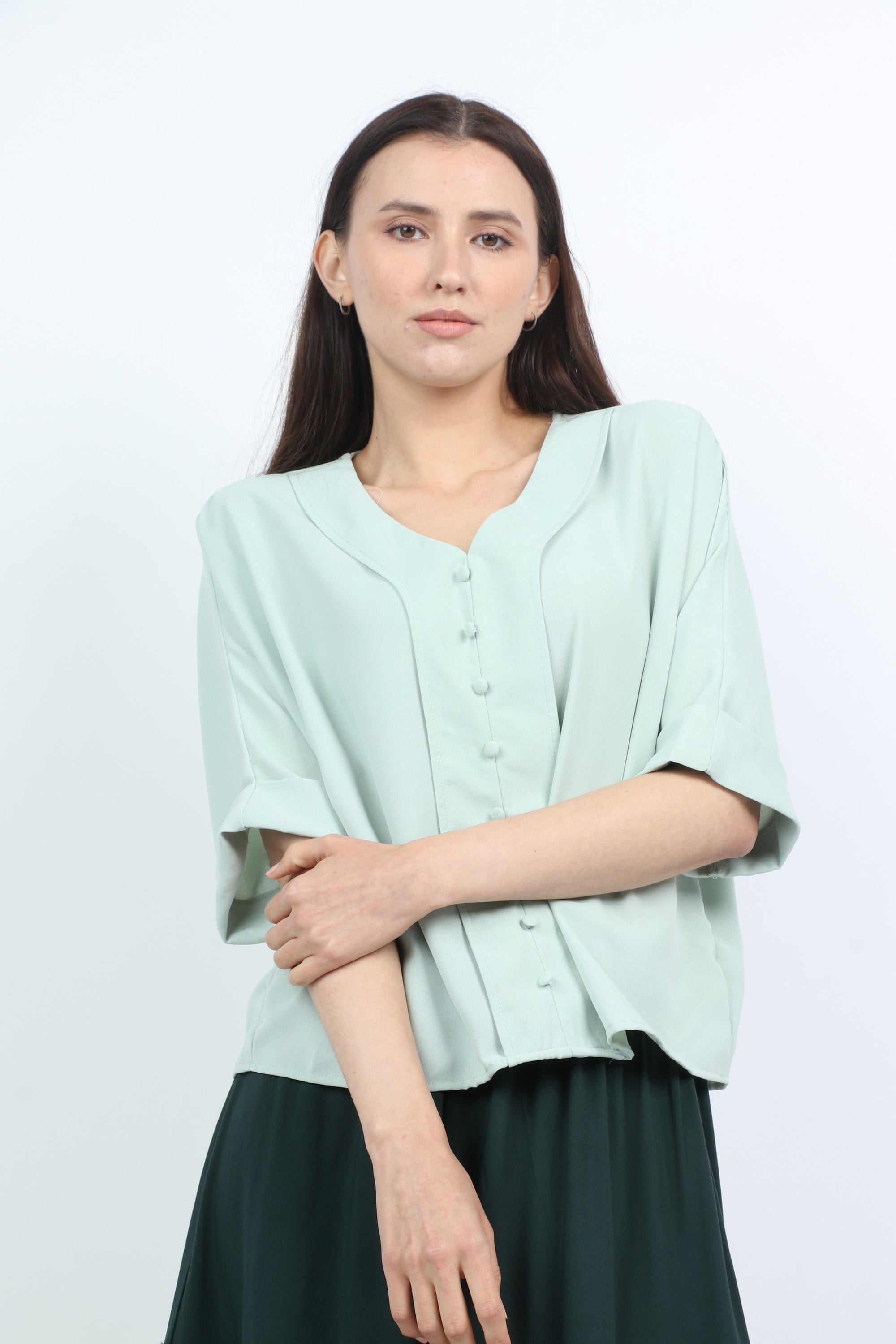 ميكا بلوزة سادة بأزرار أمامية وفتحة سبعة 3/4 كم نسائي