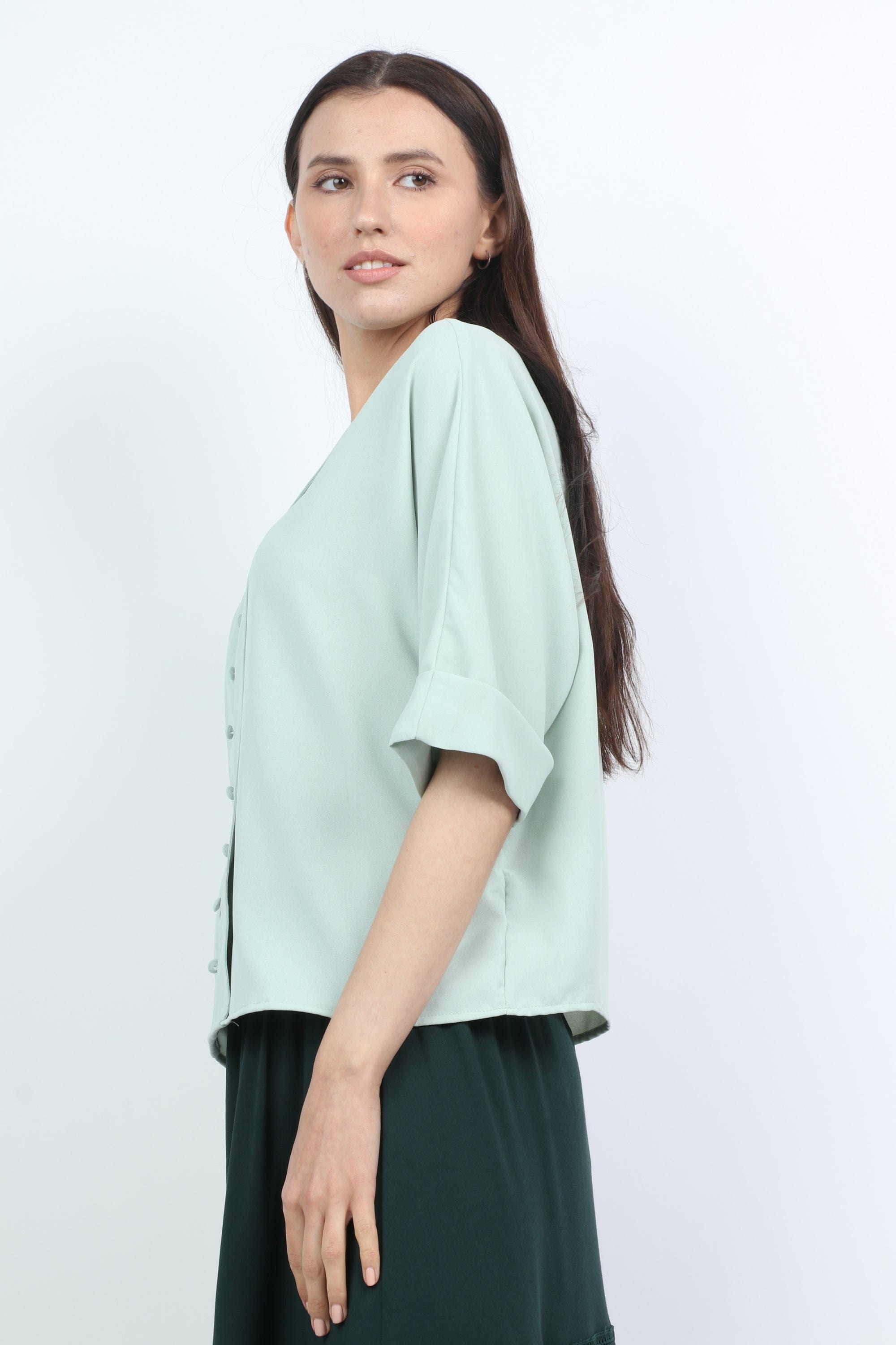 ميكا بلوزة سادة بأزرار أمامية وفتحة سبعة 3/4 كم نسائي