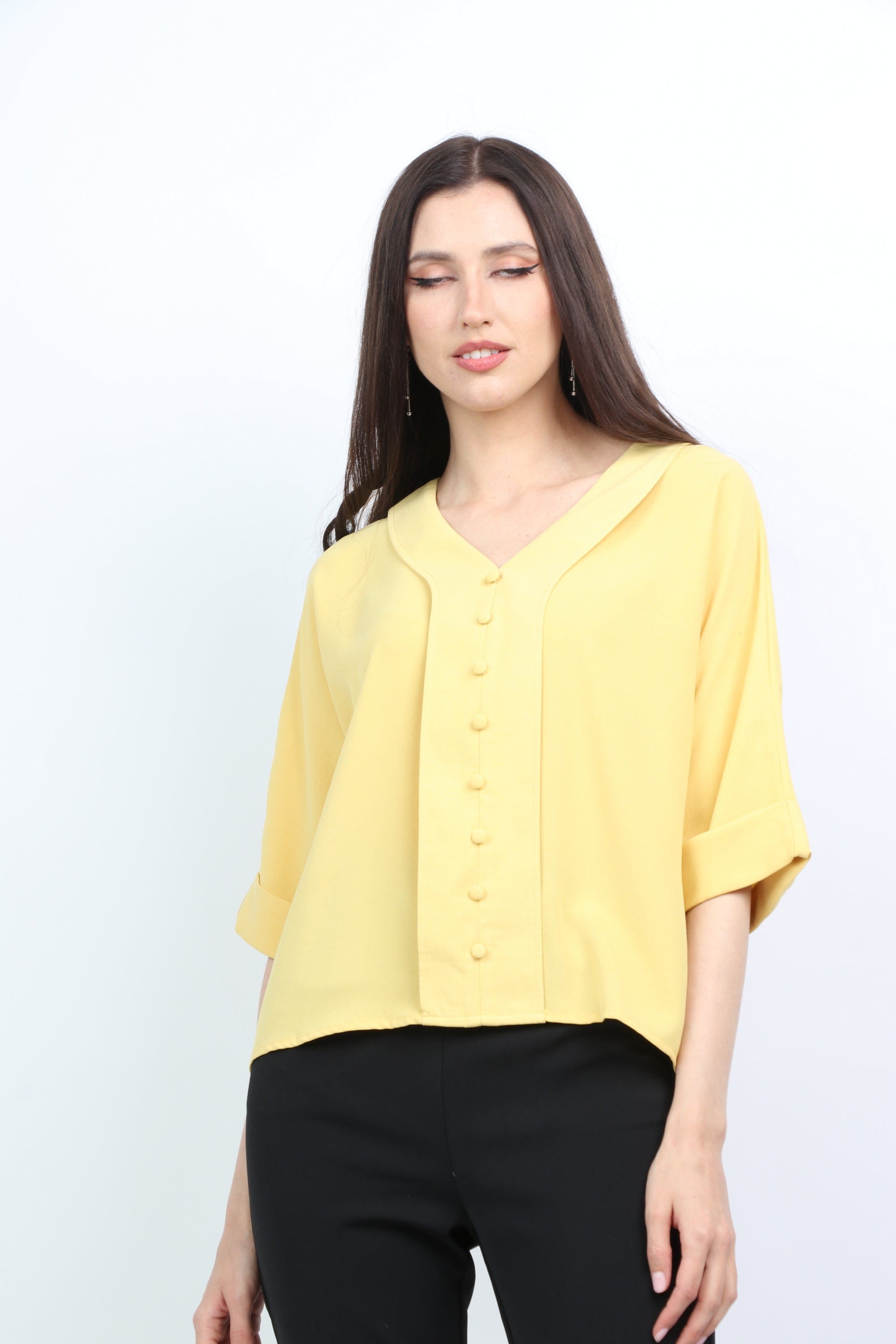 ميكا بلوزة سادة بأزرار أمامية وفتحة سبعة 3/4 كم نسائي