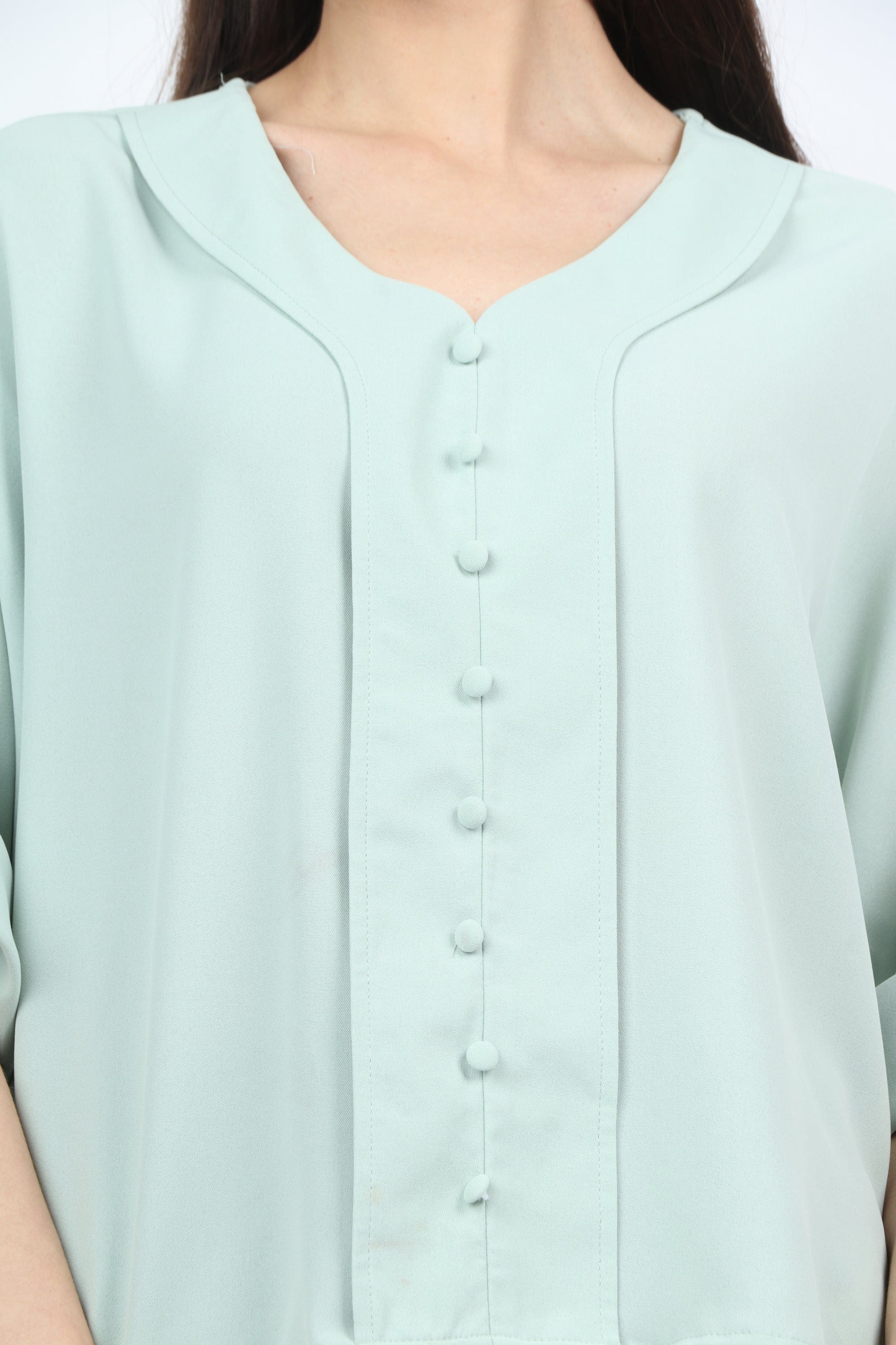 ميكا بلوزة سادة بأزرار أمامية وفتحة سبعة 3/4 كم نسائي