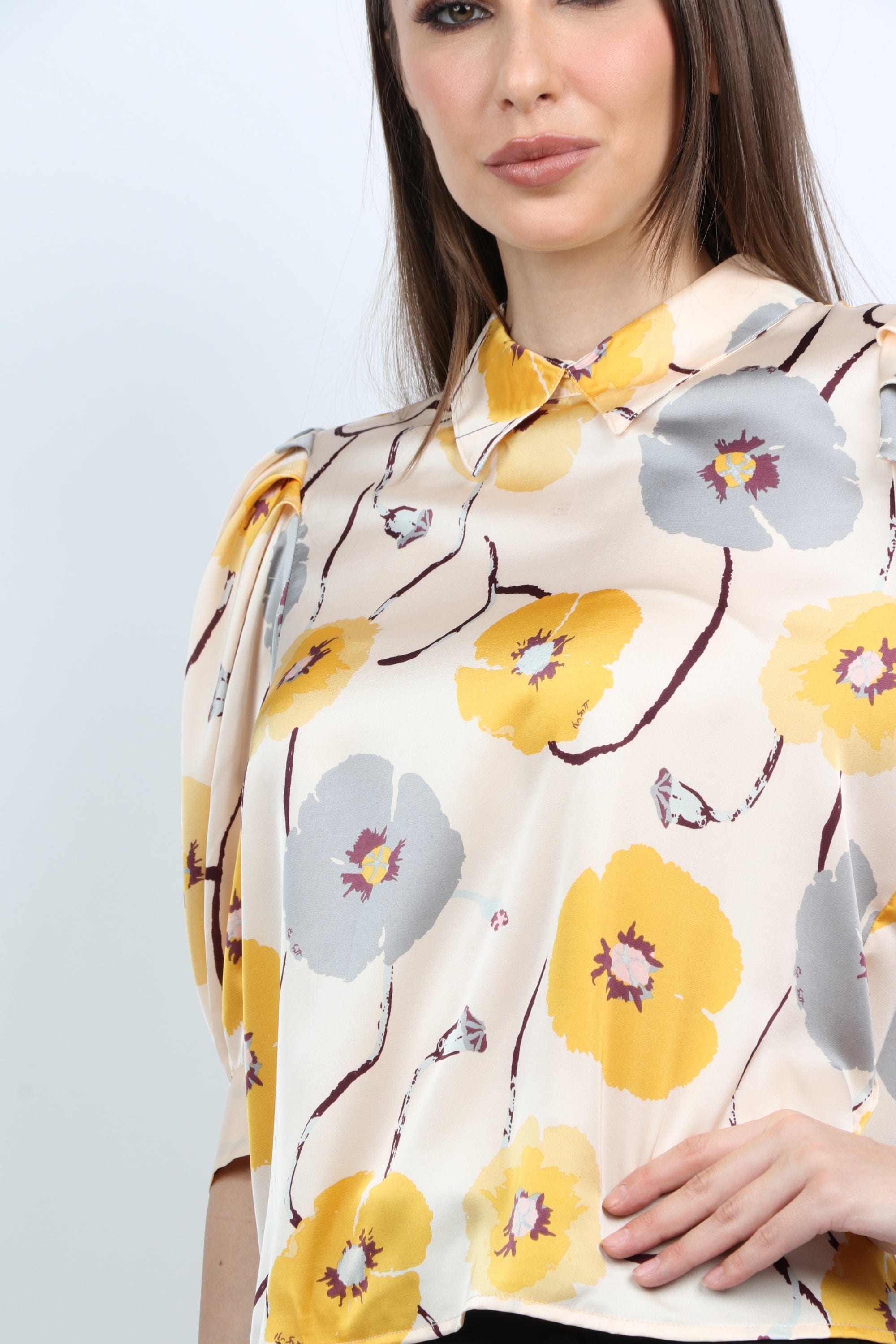 ميكا بلوزة ستان مزهرة أكمام قصيرة بياقة نسائية