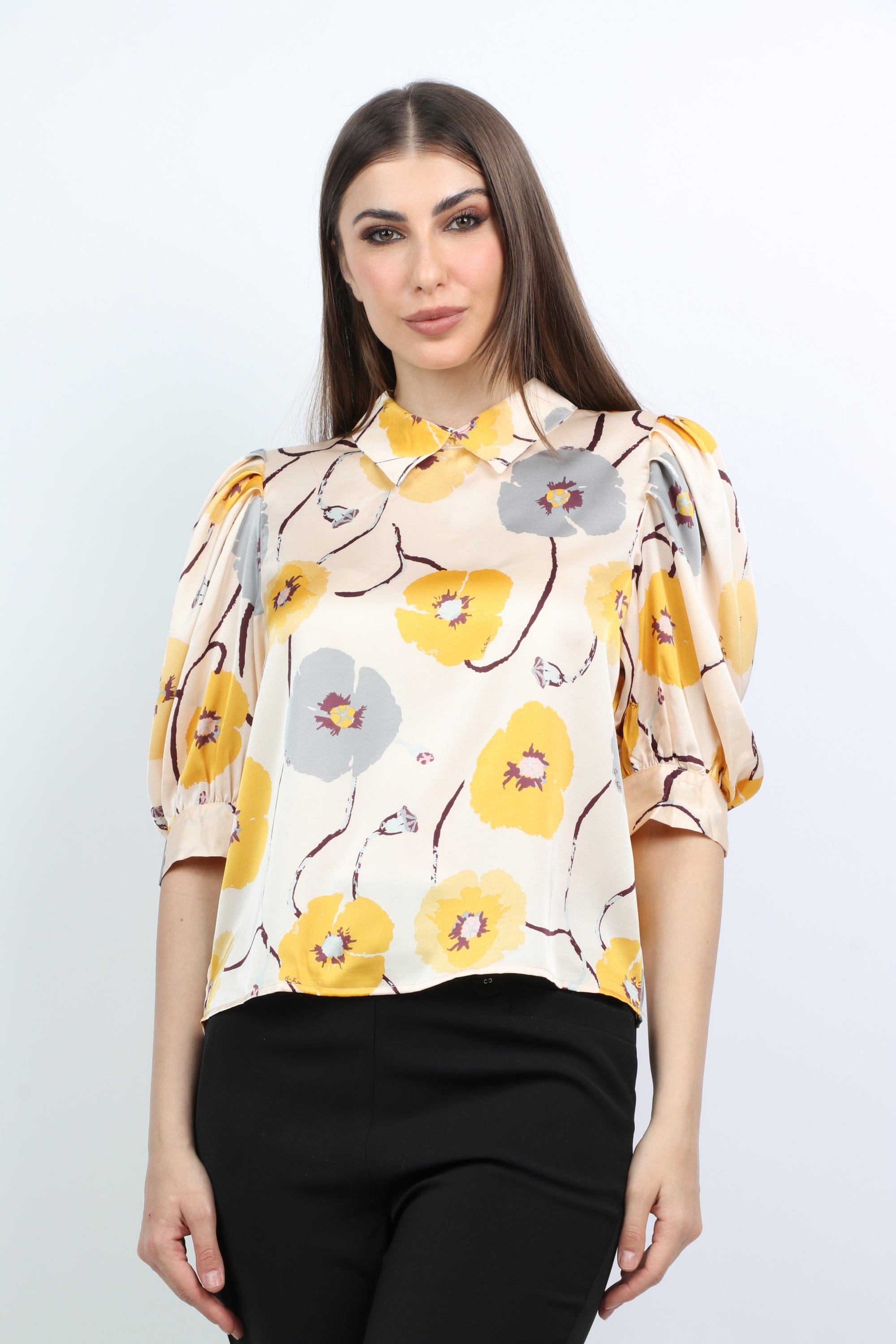 ميكا بلوزة ستان مزهرة أكمام قصيرة بياقة نسائية