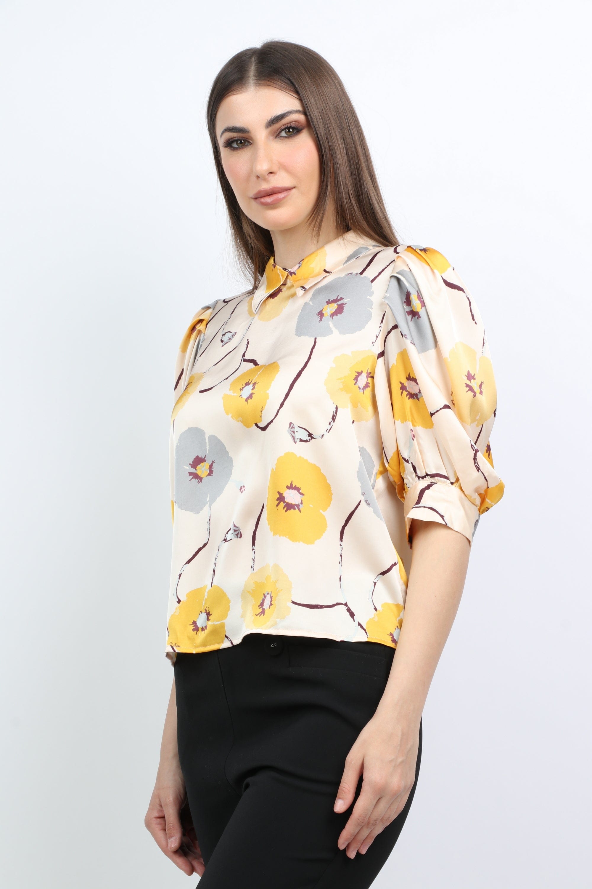 ميكا بلوزة ستان مزهرة أكمام قصيرة بياقة نسائية