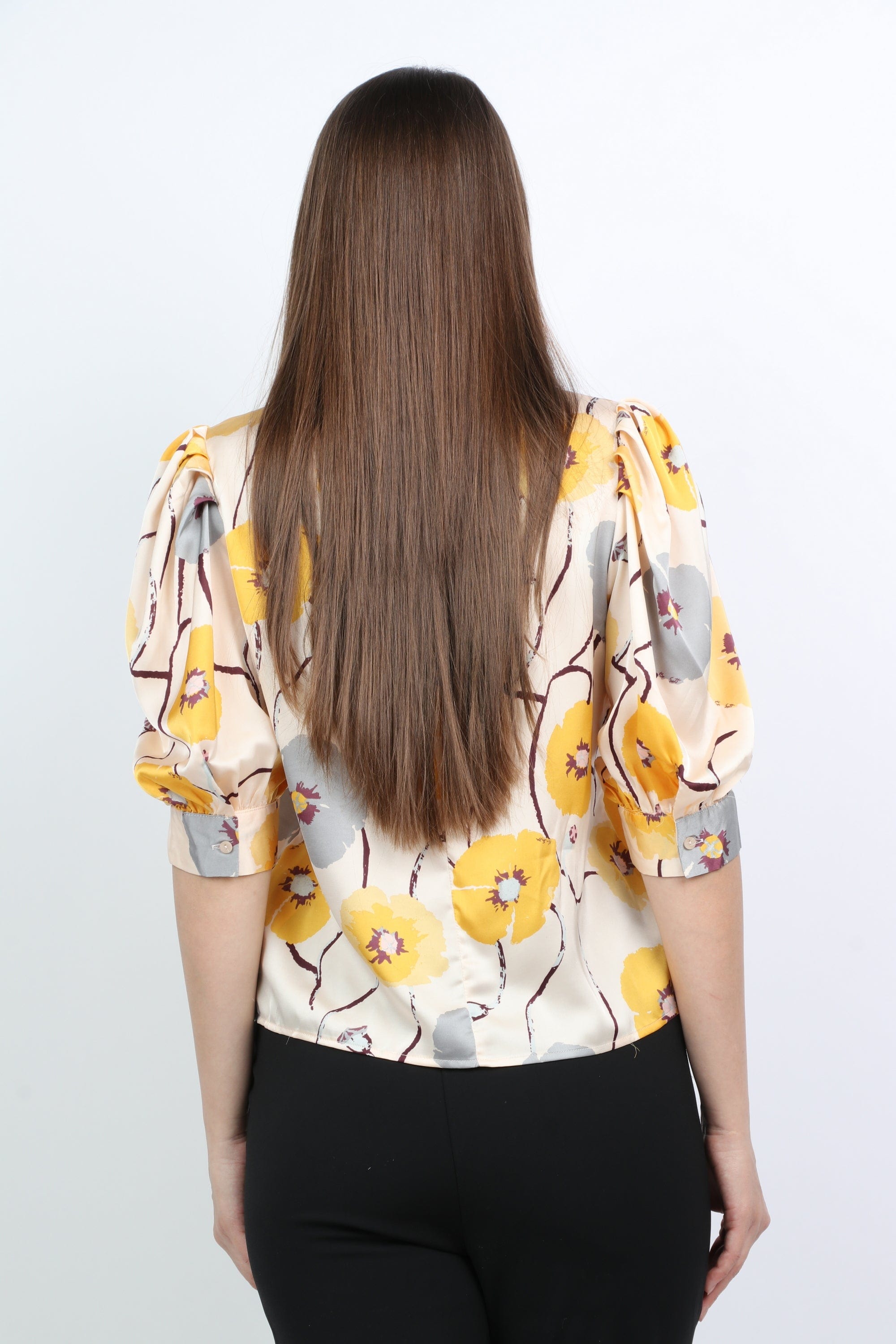 ميكا بلوزة ستان مزهرة أكمام قصيرة بياقة نسائية