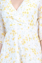 ميكا فستان ميدي منقوش ورد بفتحة رقبة ٧ كم قصير