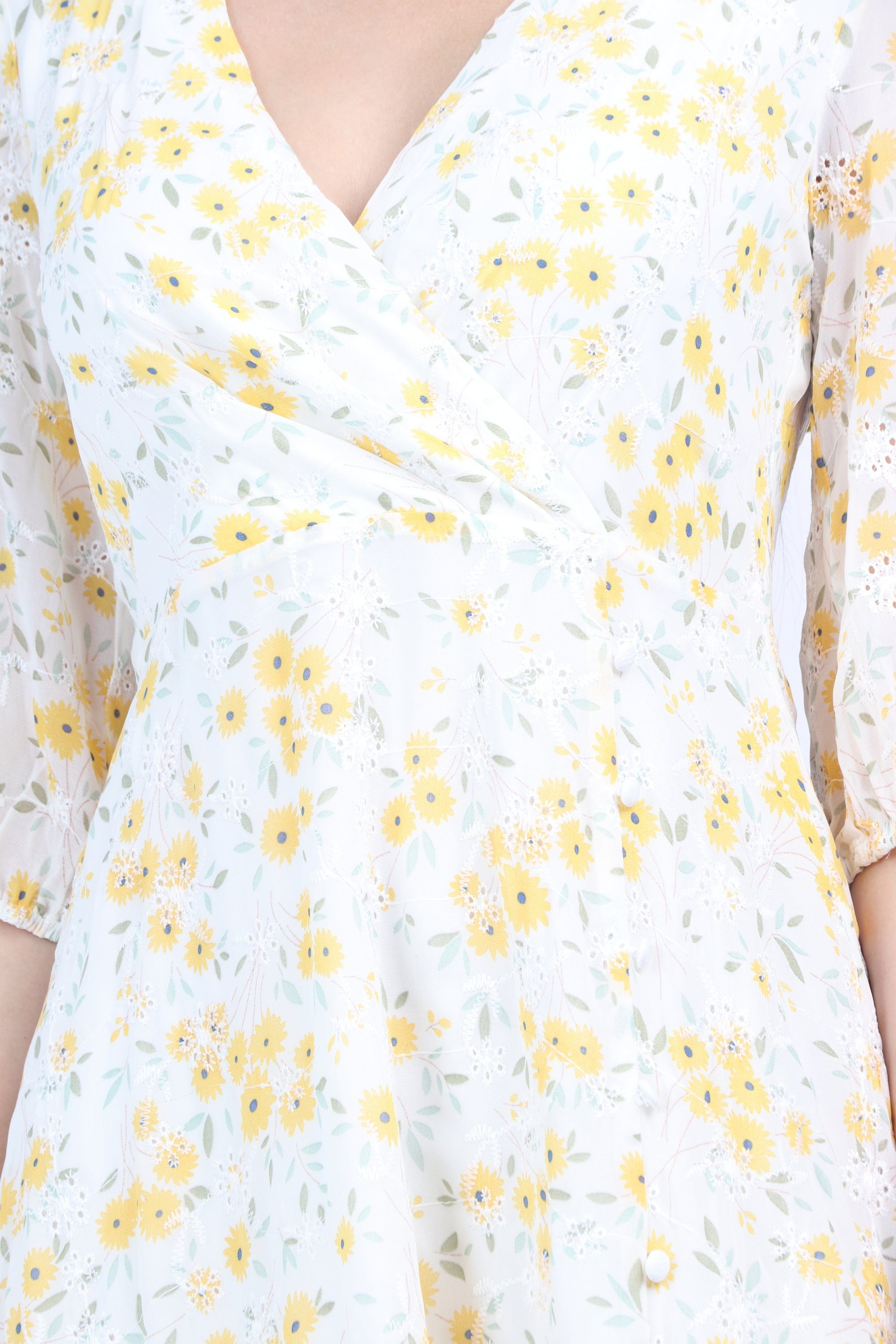 ميكا فستان ميدي منقوش ورد بفتحة رقبة ٧ كم قصير