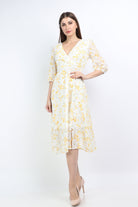 ميكا فستان ميدي منقوش ورد بفتحة رقبة ٧ كم قصير