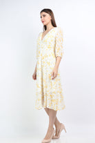 ميكا فستان ميدي منقوش ورد بفتحة رقبة ٧ كم قصير