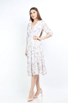 ميكا فستان ميدي منقوش ورد بفتحة رقبة ٧ كم قصير