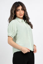 ميكا بلوزة سادة أزرار أمامية كم قصير وياقة نسائي