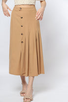 ميكا تنورة ميدي بكسرات مزين بأزرار أمامية