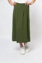 ميكا تنورة ميدي سادة ناعمة مزينة بأزرار أمامية وخصر مزموم