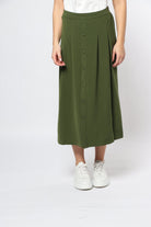 ميكا تنورة ميدي سادة ناعمة مزينة بأزرار أمامية وخصر مزموم