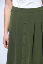 ميكا تنورة ميدي سادة ناعمة مزينة بأزرار أمامية وخصر مزموم