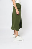 ميكا تنورة ميدي سادة ناعمة مزينة بأزرار أمامية وخصر مزموم