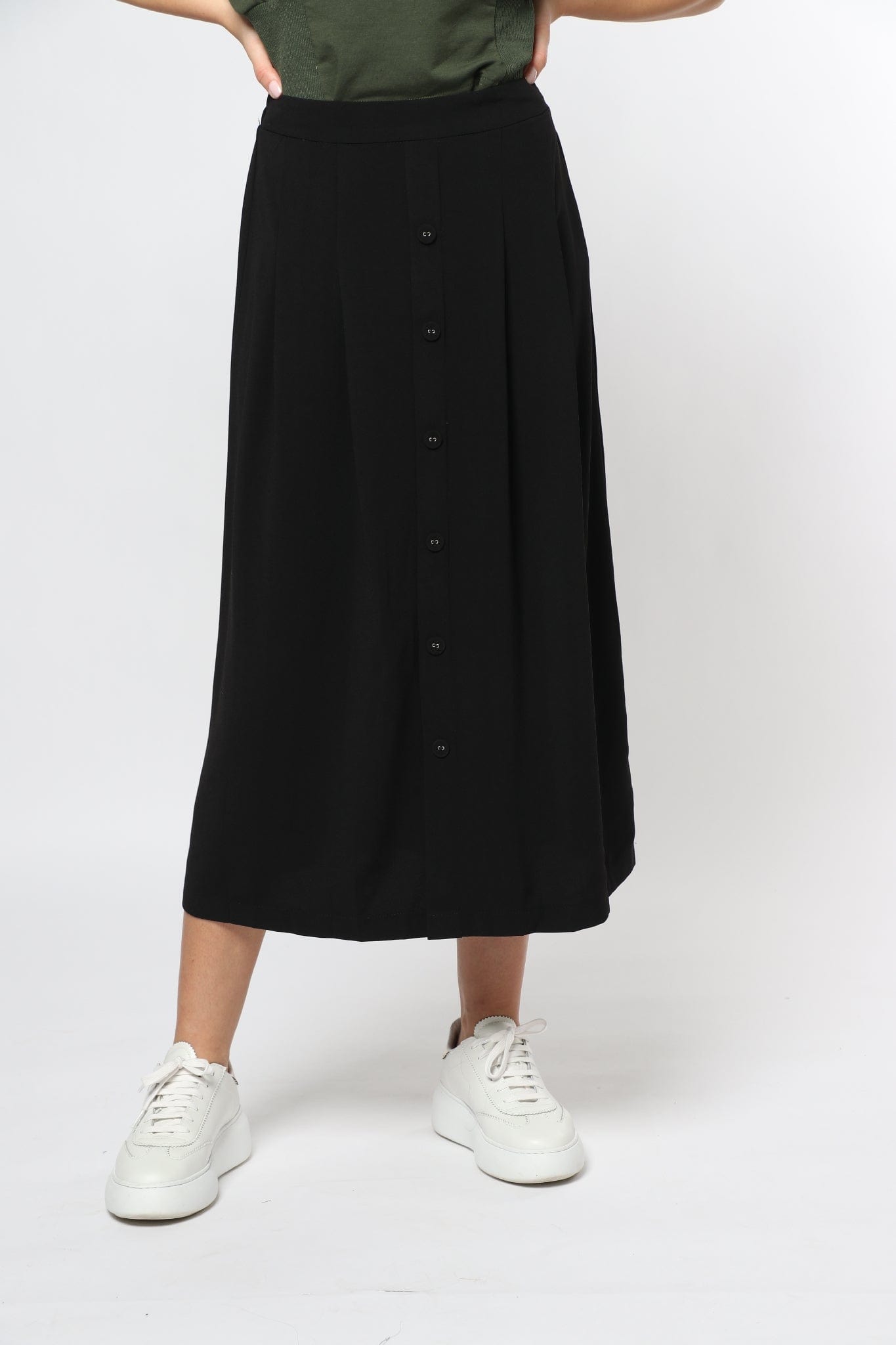 ميكا تنورة ميدي سادة ناعمة مزينة بأزرار أمامية وخصر مزموم