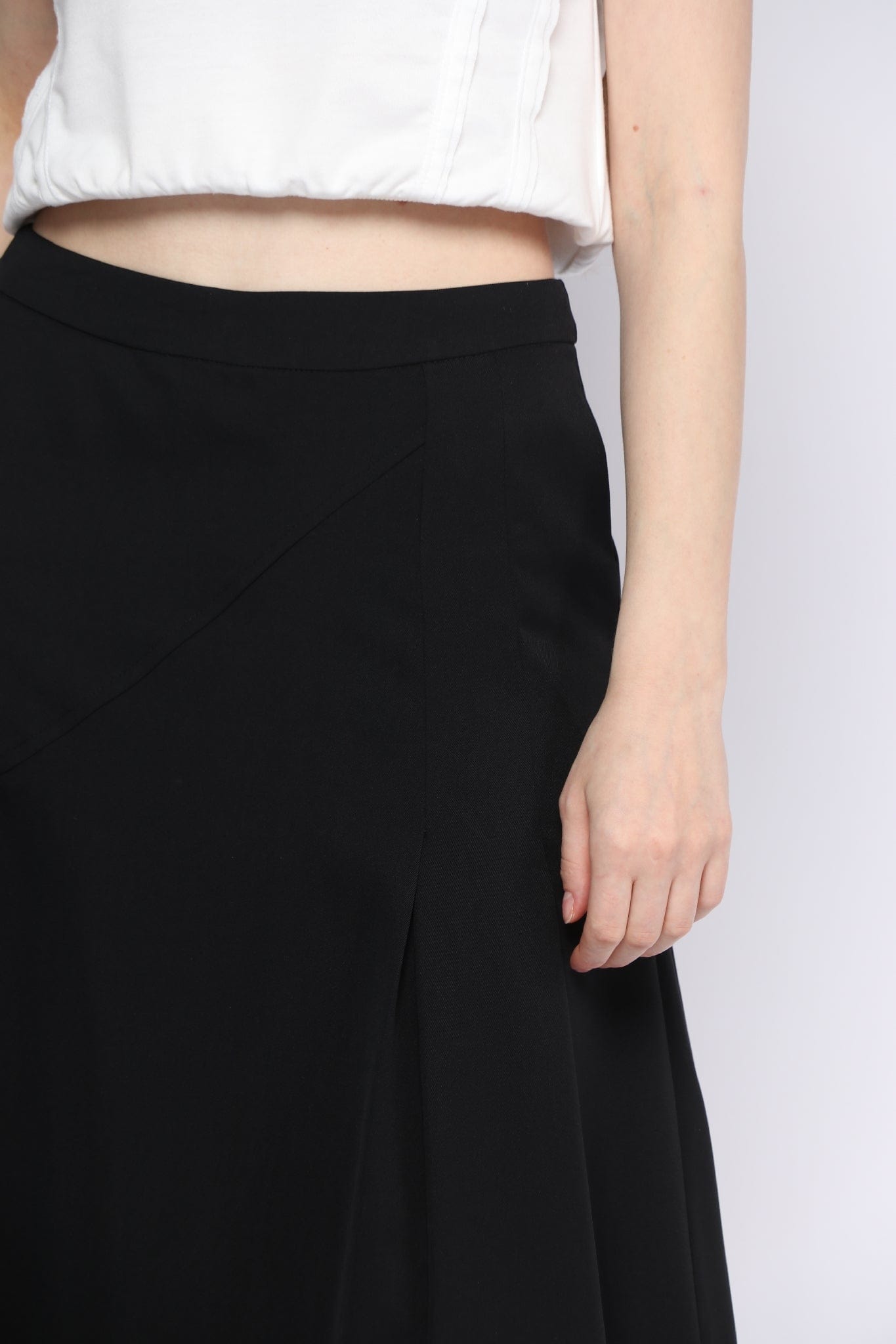 ميكا تنورة ميدي واسعة مزينة بقصة جانبية رقيقة مزينة بكسرات