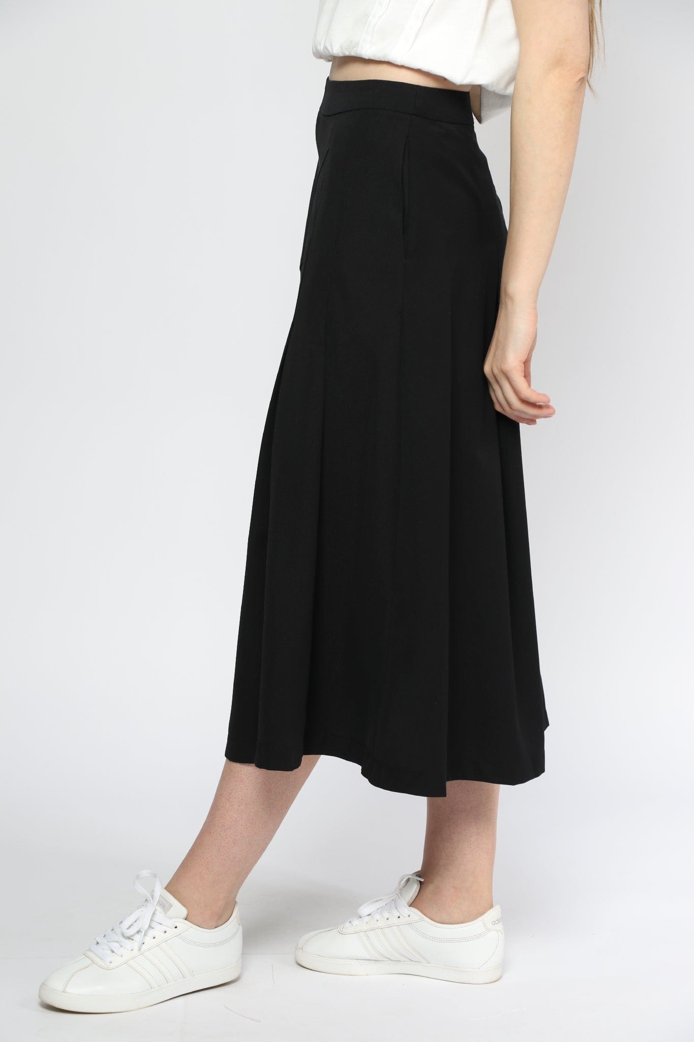 ميكا تنورة ميدي واسعة مزينة بقصة جانبية رقيقة مزينة بكسرات