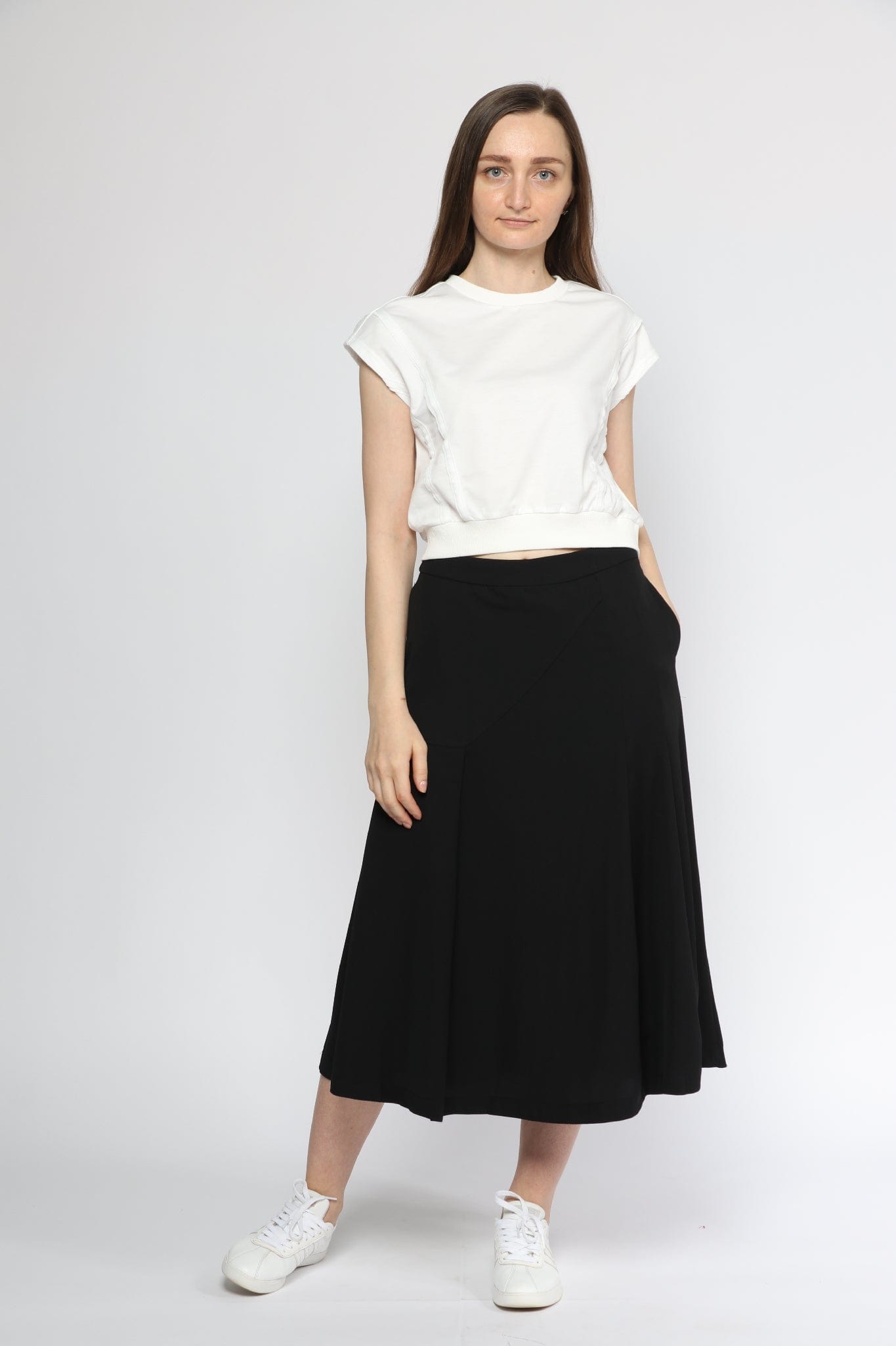 ميكا تنورة ميدي واسعة مزينة بقصة جانبية رقيقة مزينة بكسرات