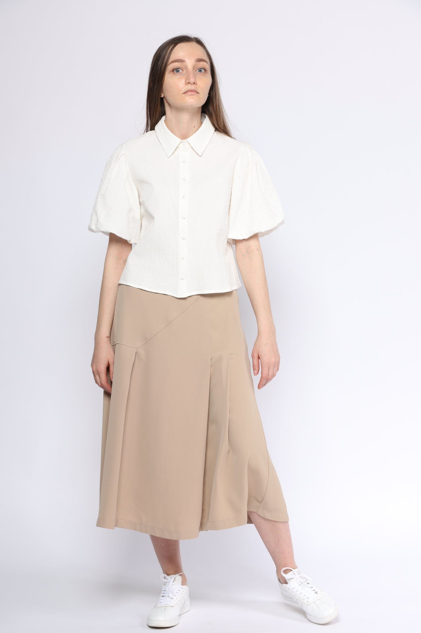 ميكا تنورة ميدي واسعة مزينة بقصة جانبية رقيقة مزينة بكسرات