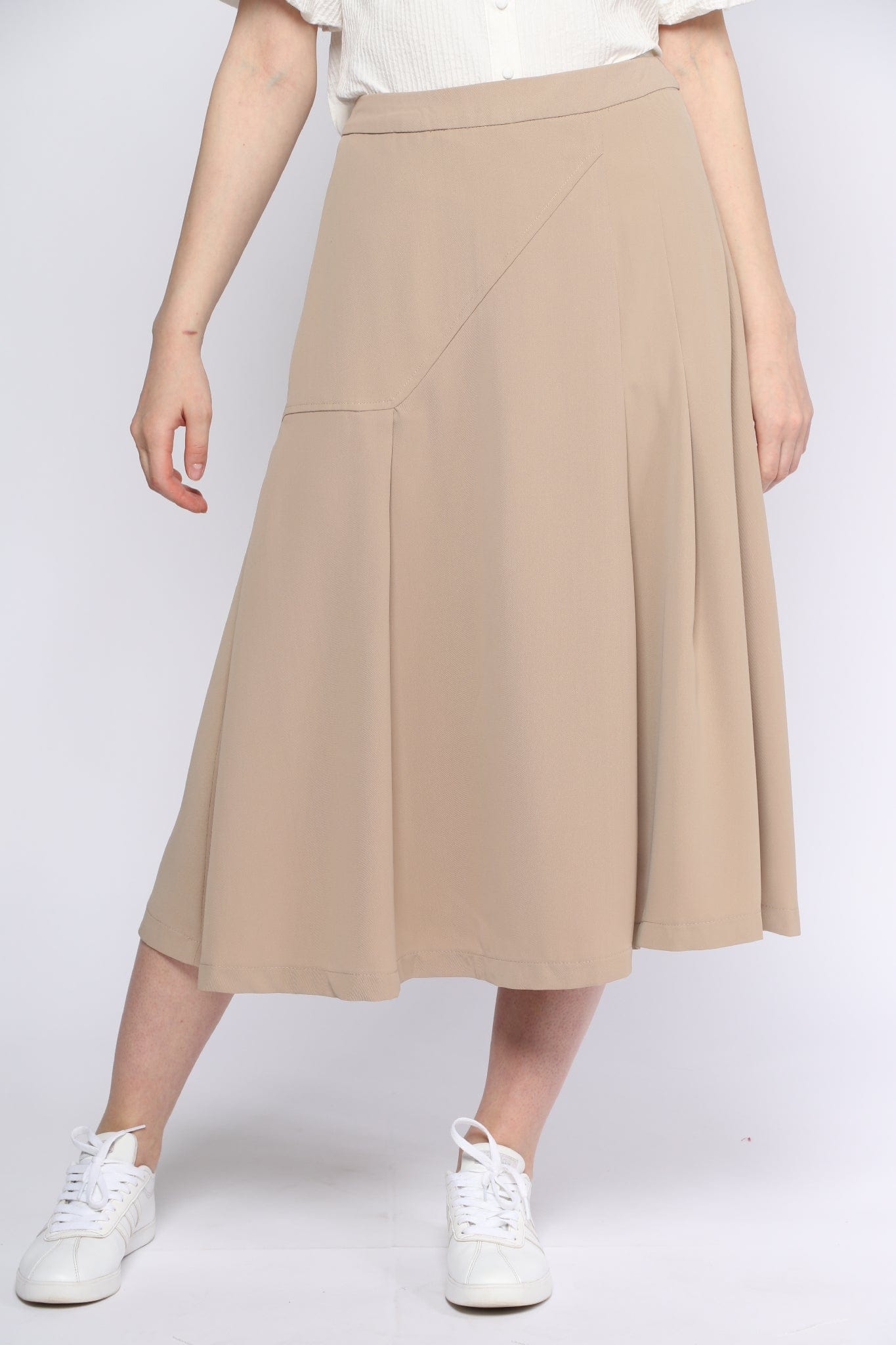 ميكا تنورة ميدي واسعة مزينة بقصة جانبية رقيقة مزينة بكسرات