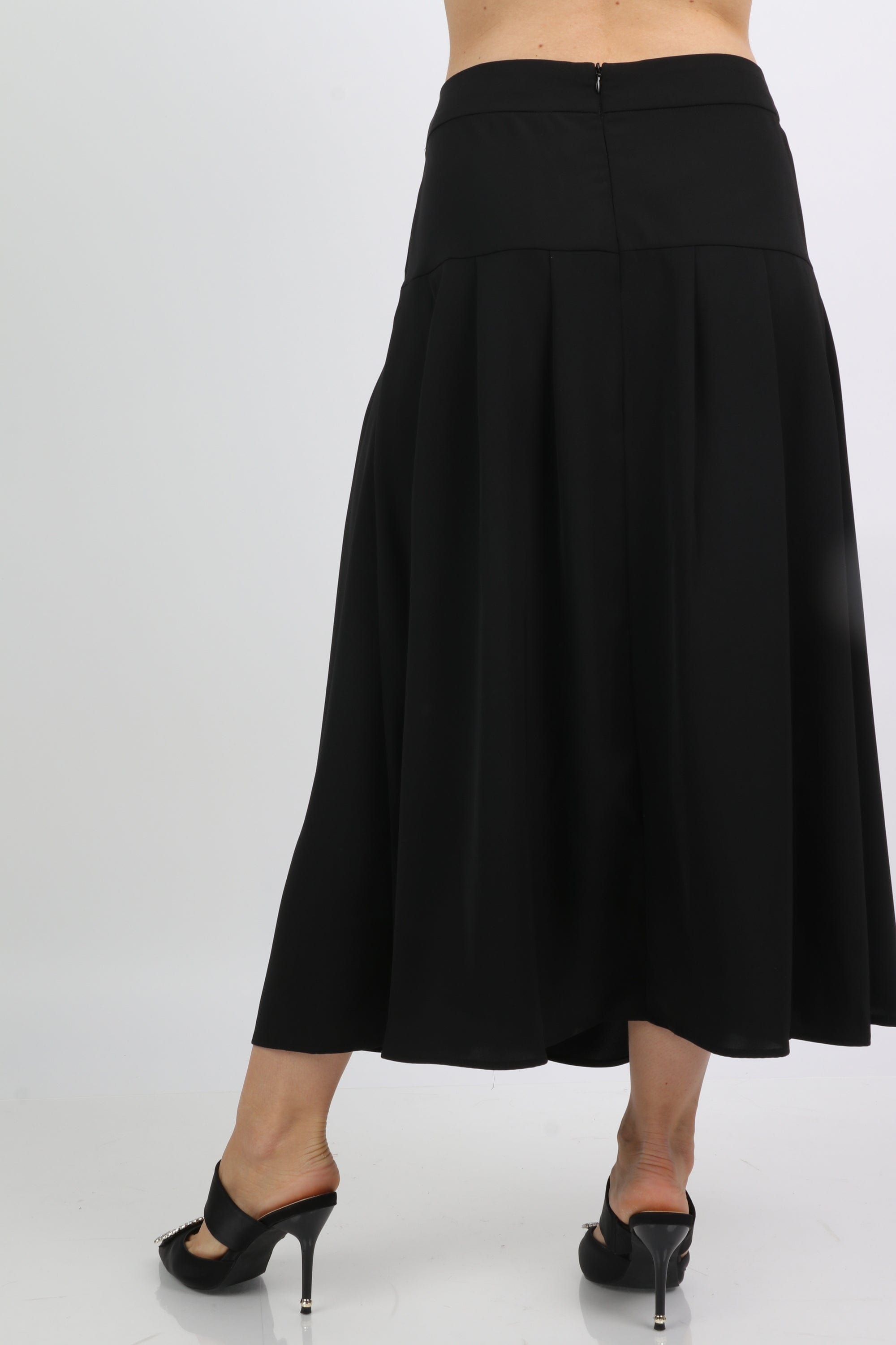 ميكا تنورة ميدي سادة بأزرار على الجانبين