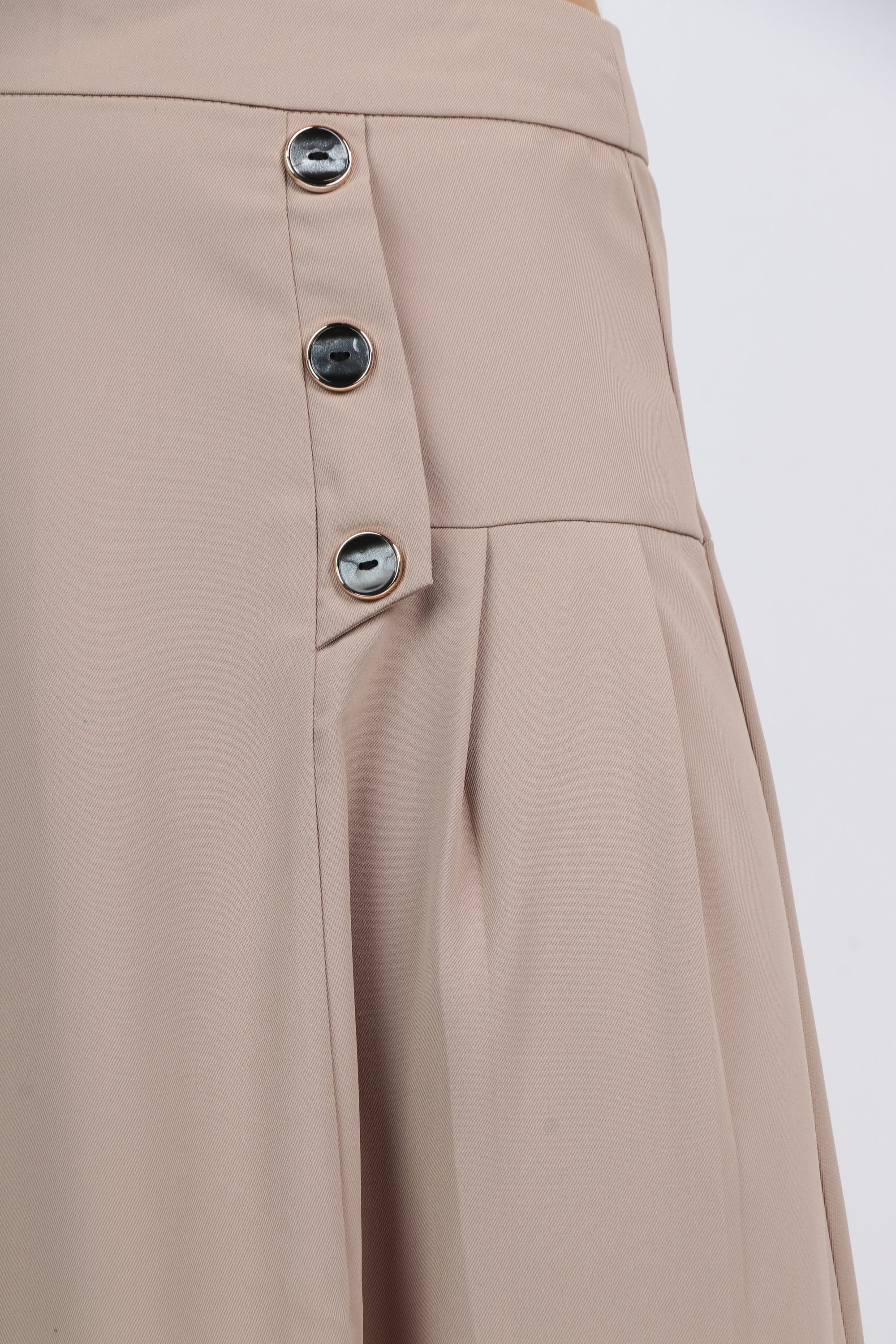 ميكا تنورة ميدي سادة بأزرار على الجانبين