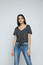 ميكا بلوزة مقلمة بالطول بأكمام قصيرة واسعة وربطة خصر نسائي