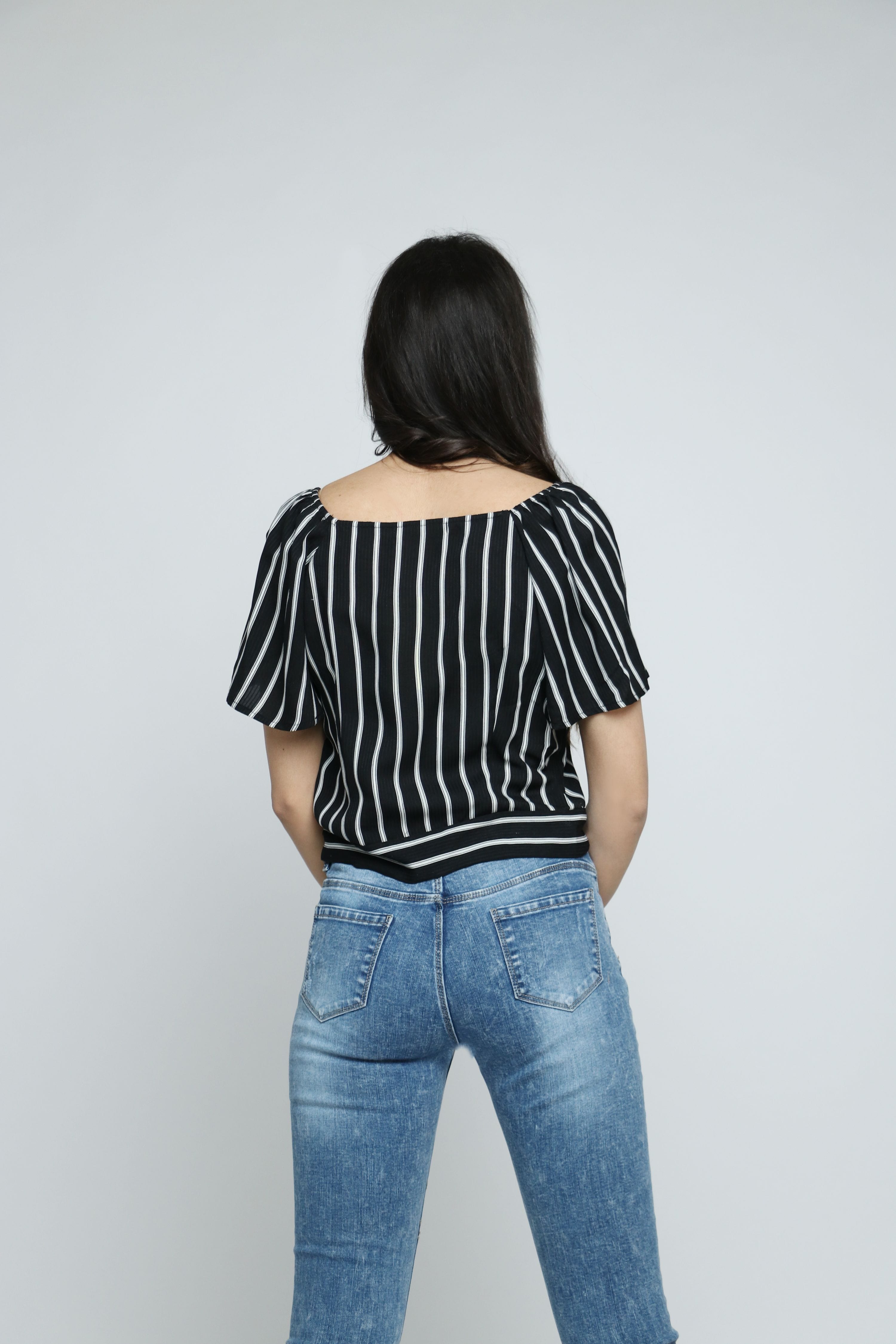 ميكا بلوزة مقلمة بالطول بأكمام قصيرة واسعة وربطة خصر نسائي