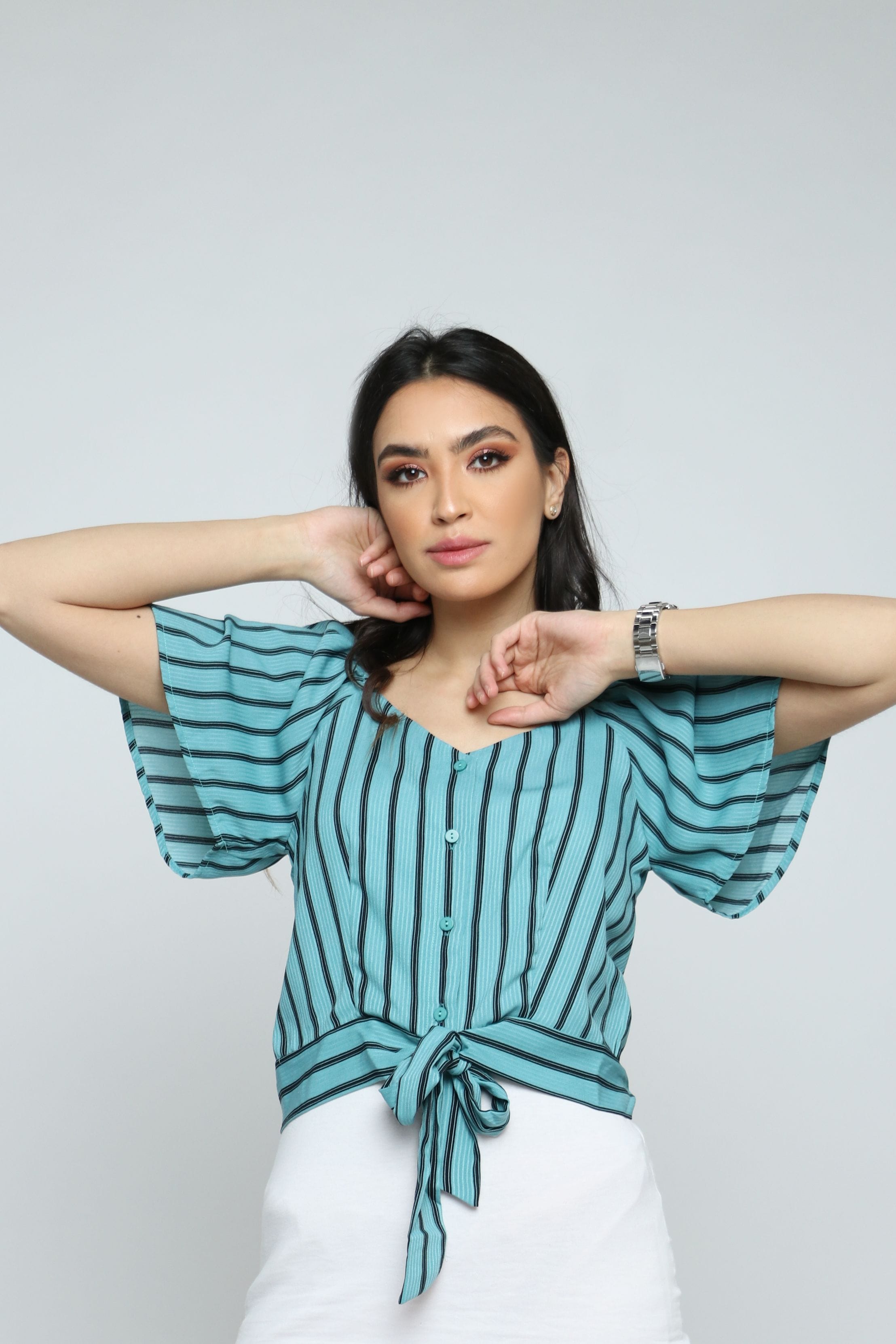 ميكا بلوزة مقلمة بالطول بأكمام قصيرة واسعة وربطة خصر نسائي