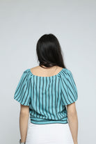 ميكا بلوزة مقلمة بالطول بأكمام قصيرة واسعة وربطة خصر نسائي