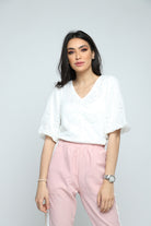 ميكا بلوزة كلاسيك منقوشة بفتحة صدر سبعة