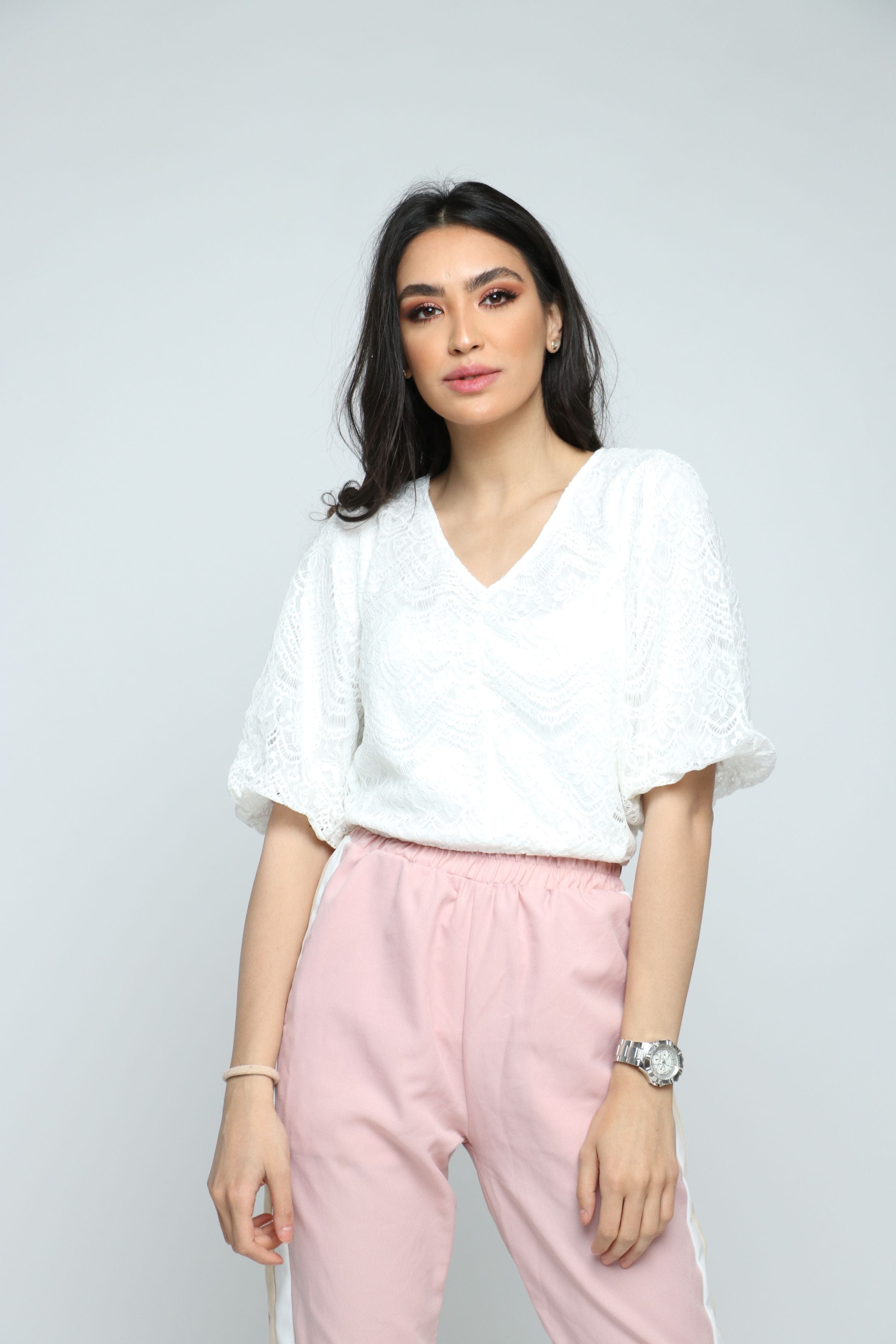 ميكا بلوزة كلاسيك منقوشة بفتحة صدر سبعة