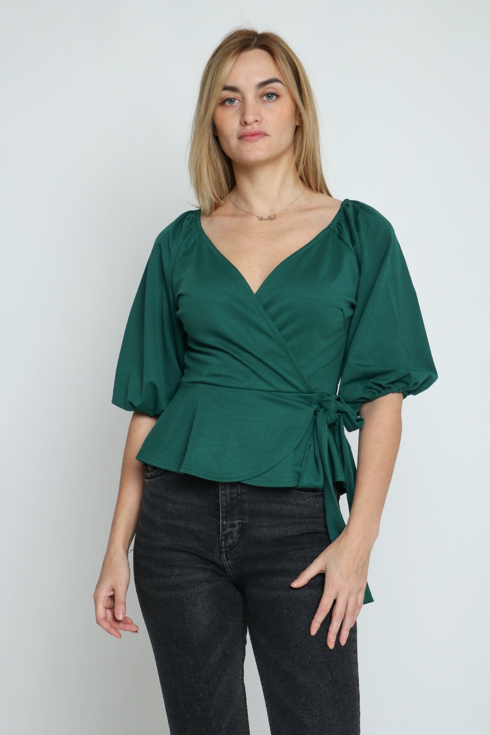 ميكا بلوزة بأكمام قصيرة لف بفتحة صدر عميقة