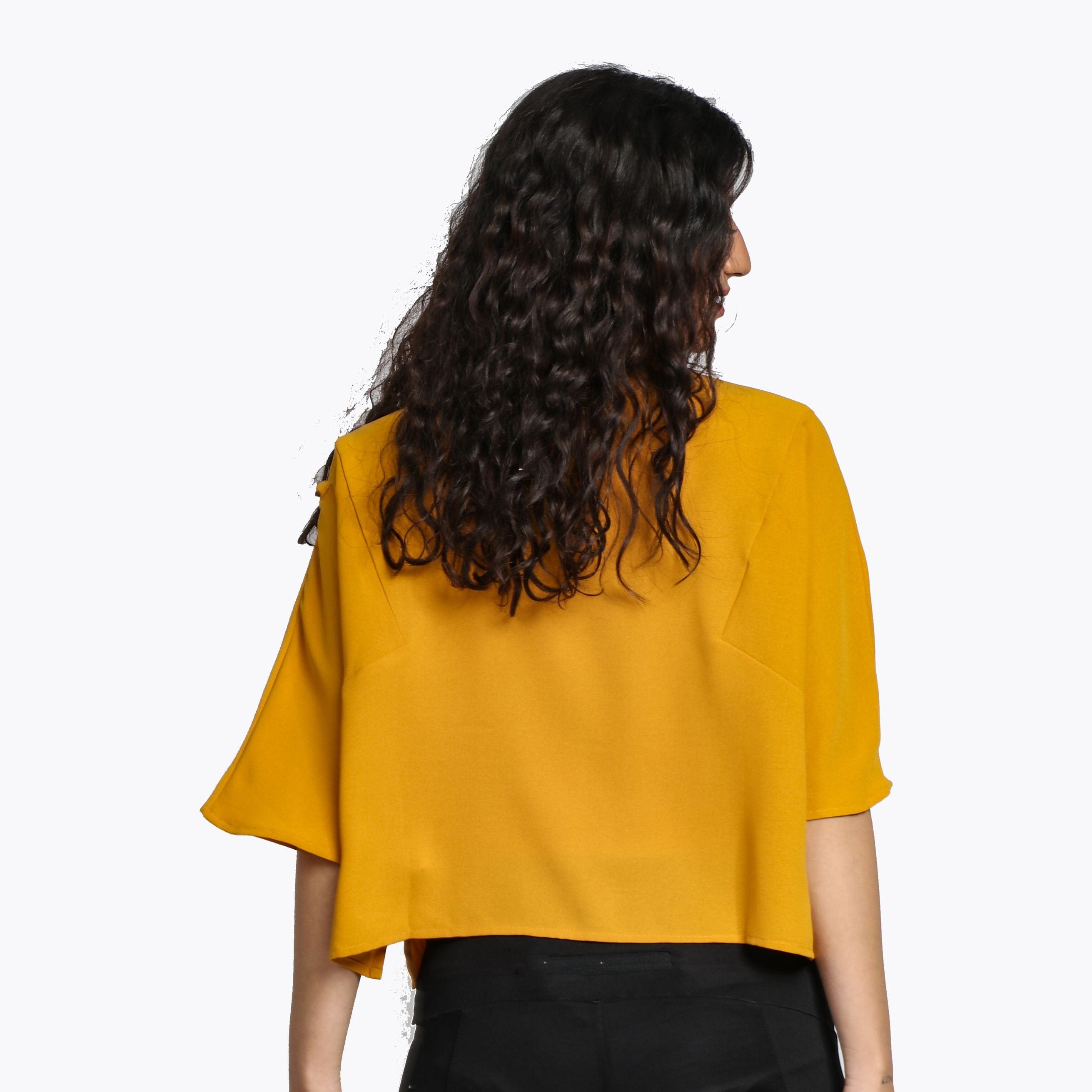 ميكا بلوزة قصيرة نسائية بياقة قصيرة