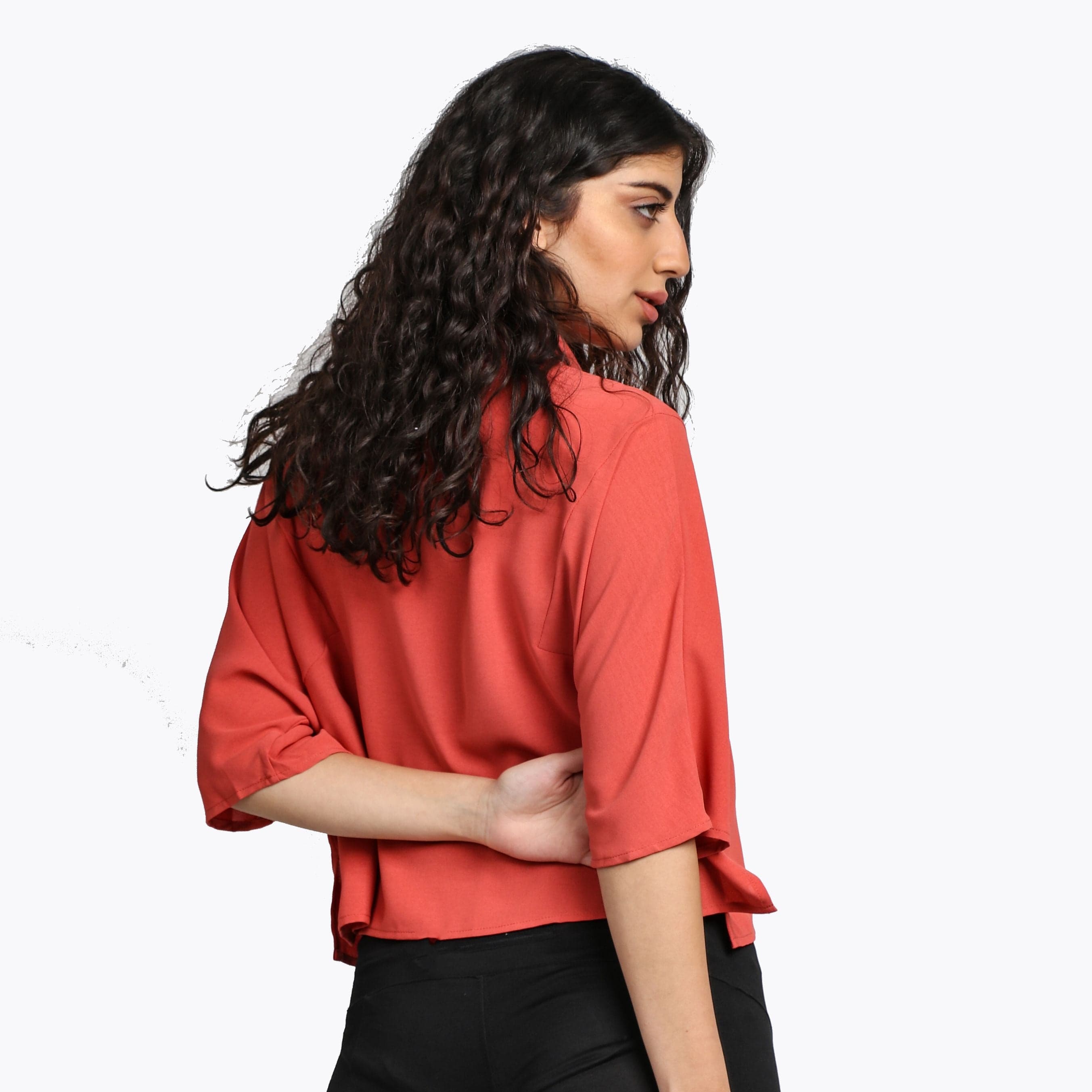 ميكا بلوزة قصيرة نسائية بياقة قصيرة