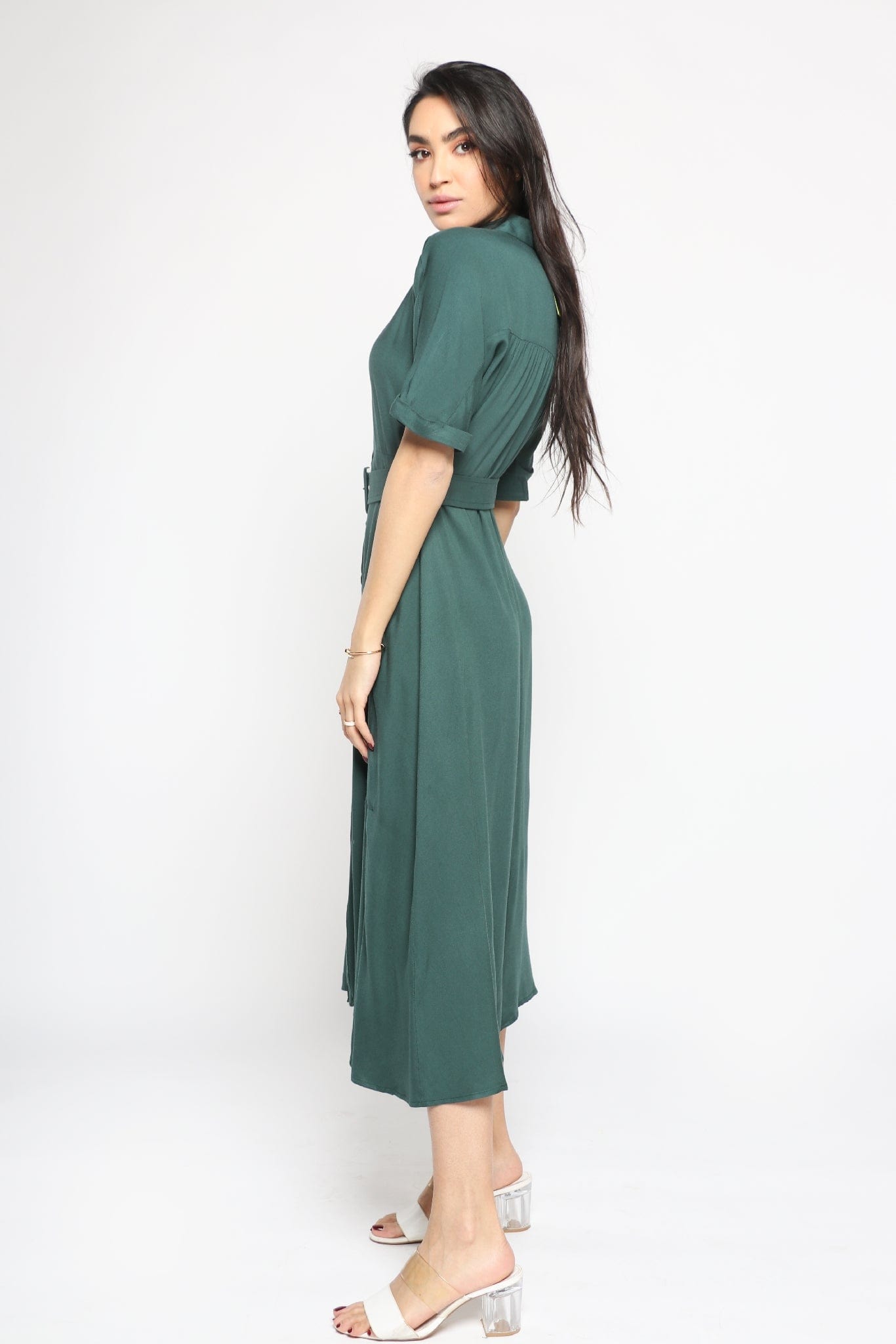 ميكا فستان ميدي بأكمام قصيرة مزين بأزرار أمامية وحزام خصر