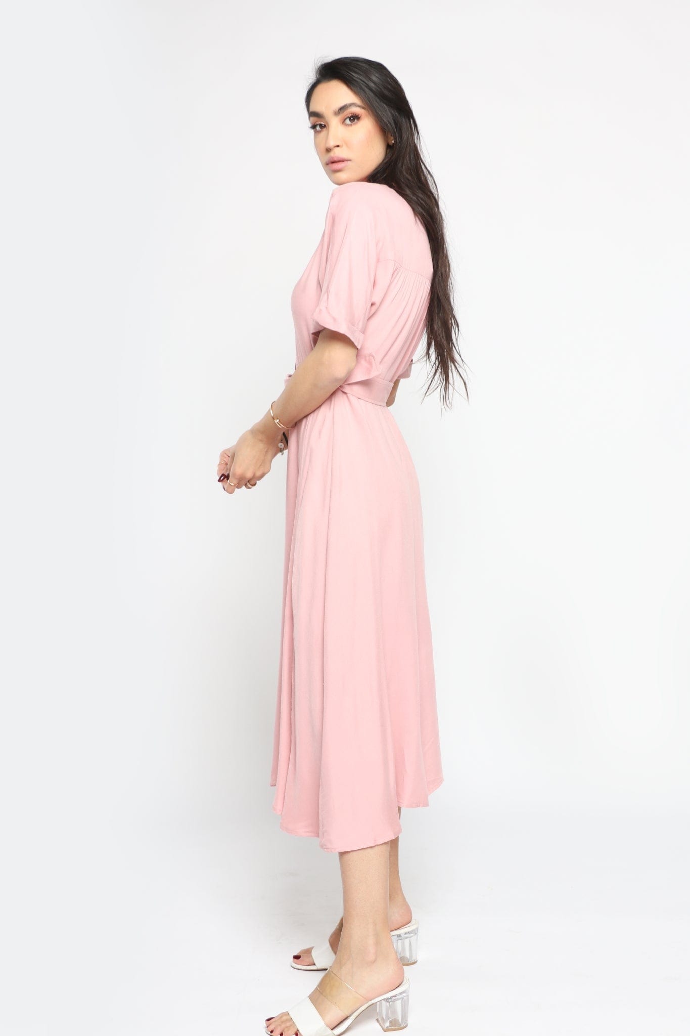 ميكا فستان ميدي بأكمام قصيرة مزين بأزرار أمامية وحزام خصر