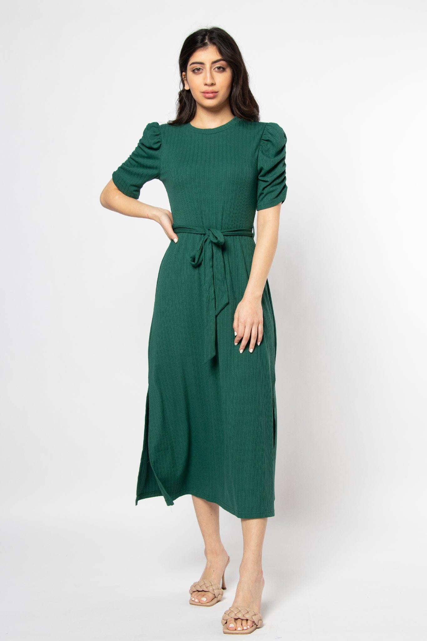 ميكا فستان ميدي بربطة خصر بكم قصير مكشكش