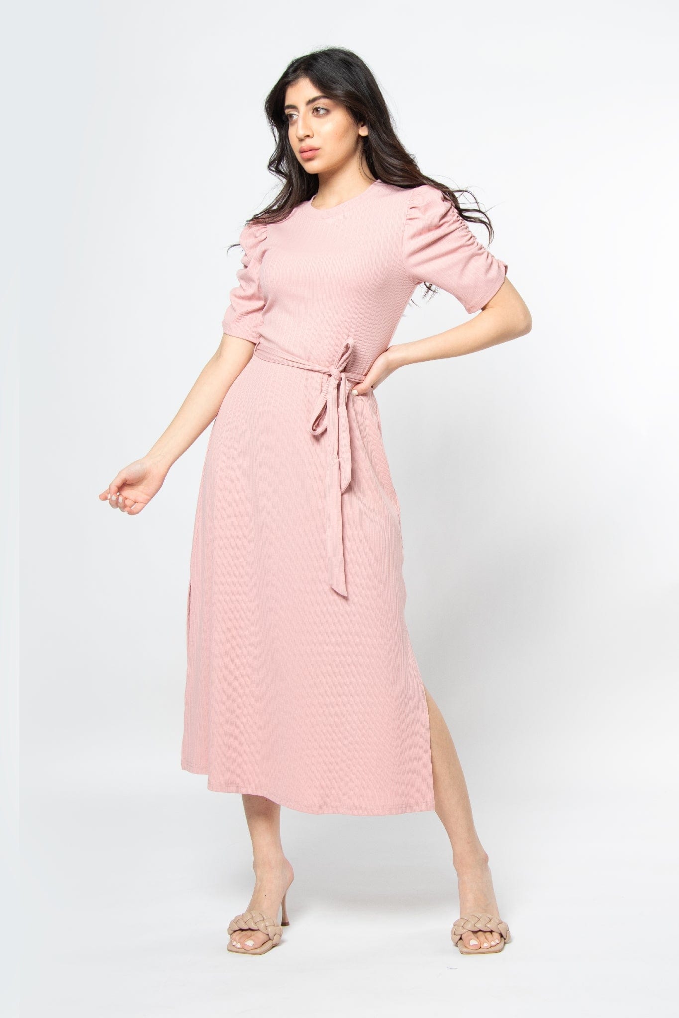 ميكا فستان ميدي بربطة خصر بكم قصير مكشكش